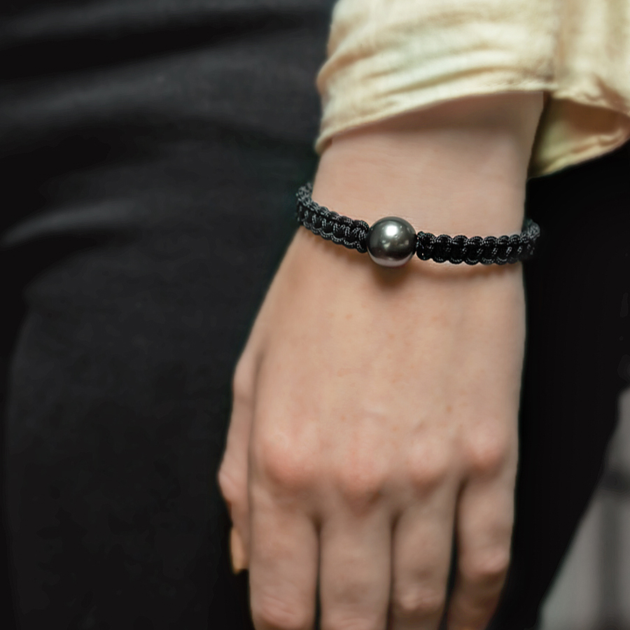 Armband mit geflochtenen Wellen aus tahitischen Südseeperlen – verschiedene Größen – Modellbild