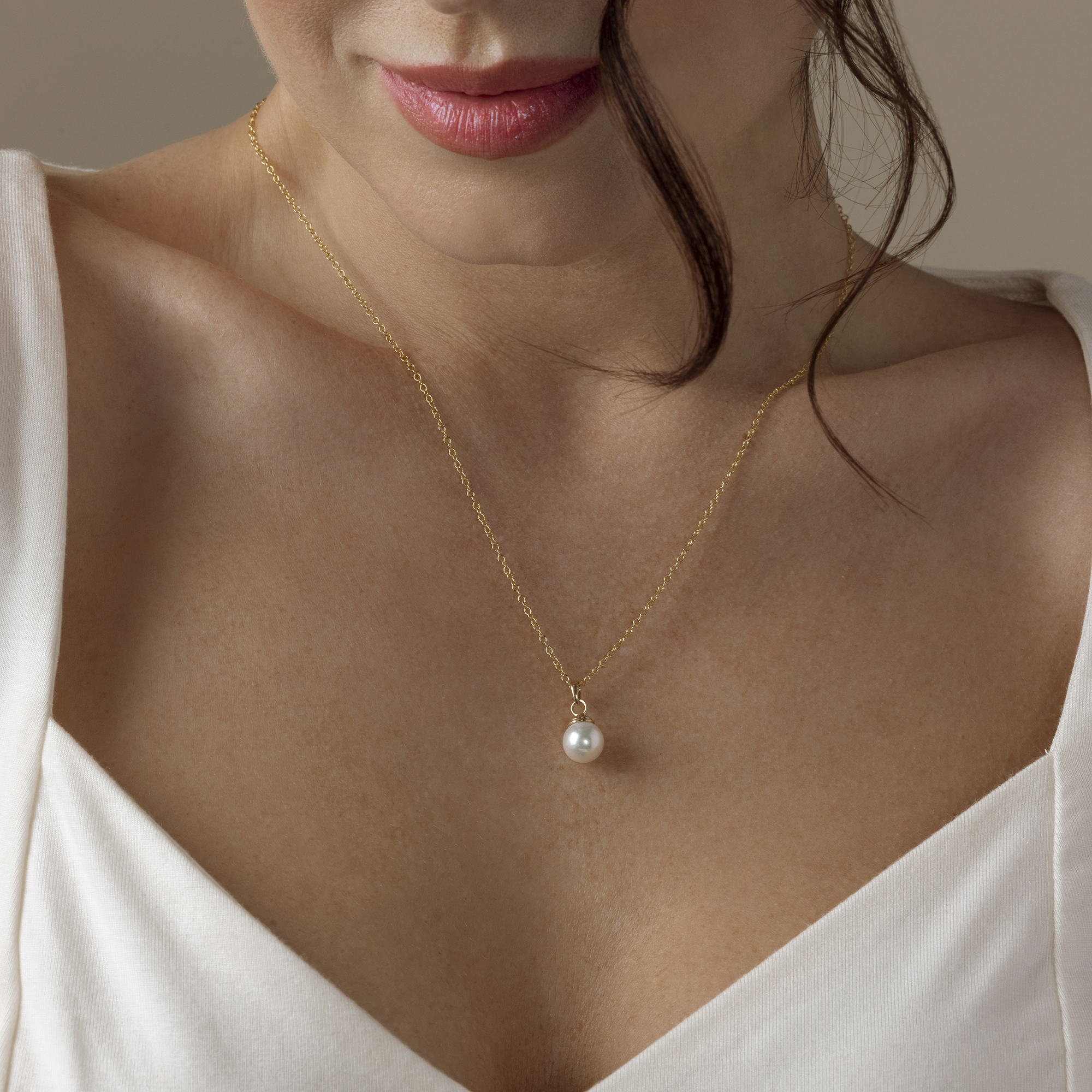 Anhänger „Hope“ aus 14-karätigem Gold mit japanischer Akoya-Perle – Modellbild