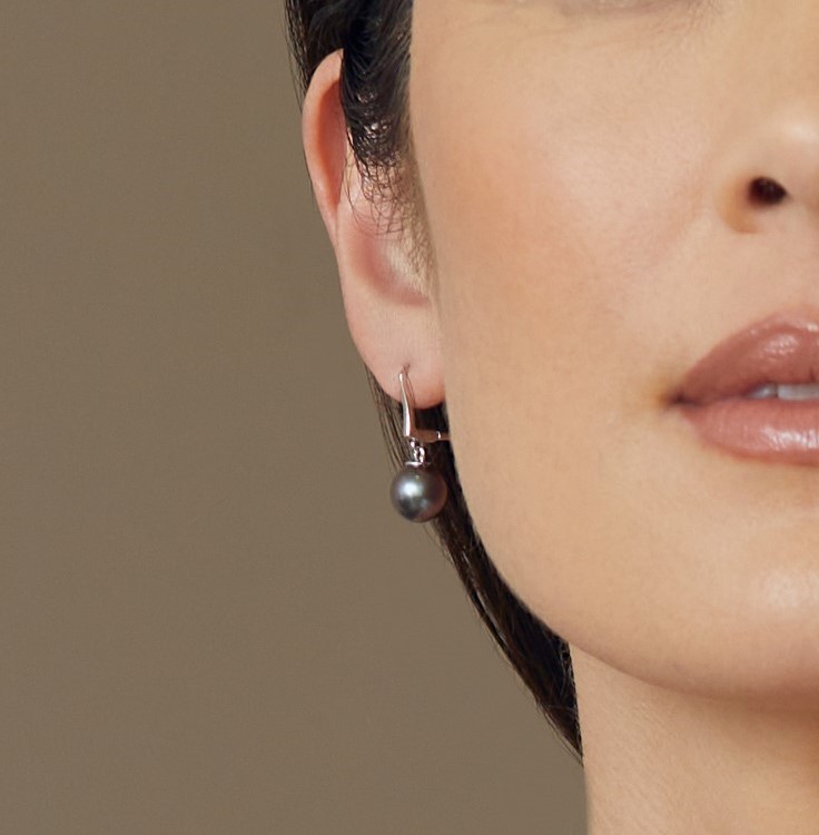 Das Model trägt „Elegance“-Ohrringe mit 9-mm-Tahitiperlen