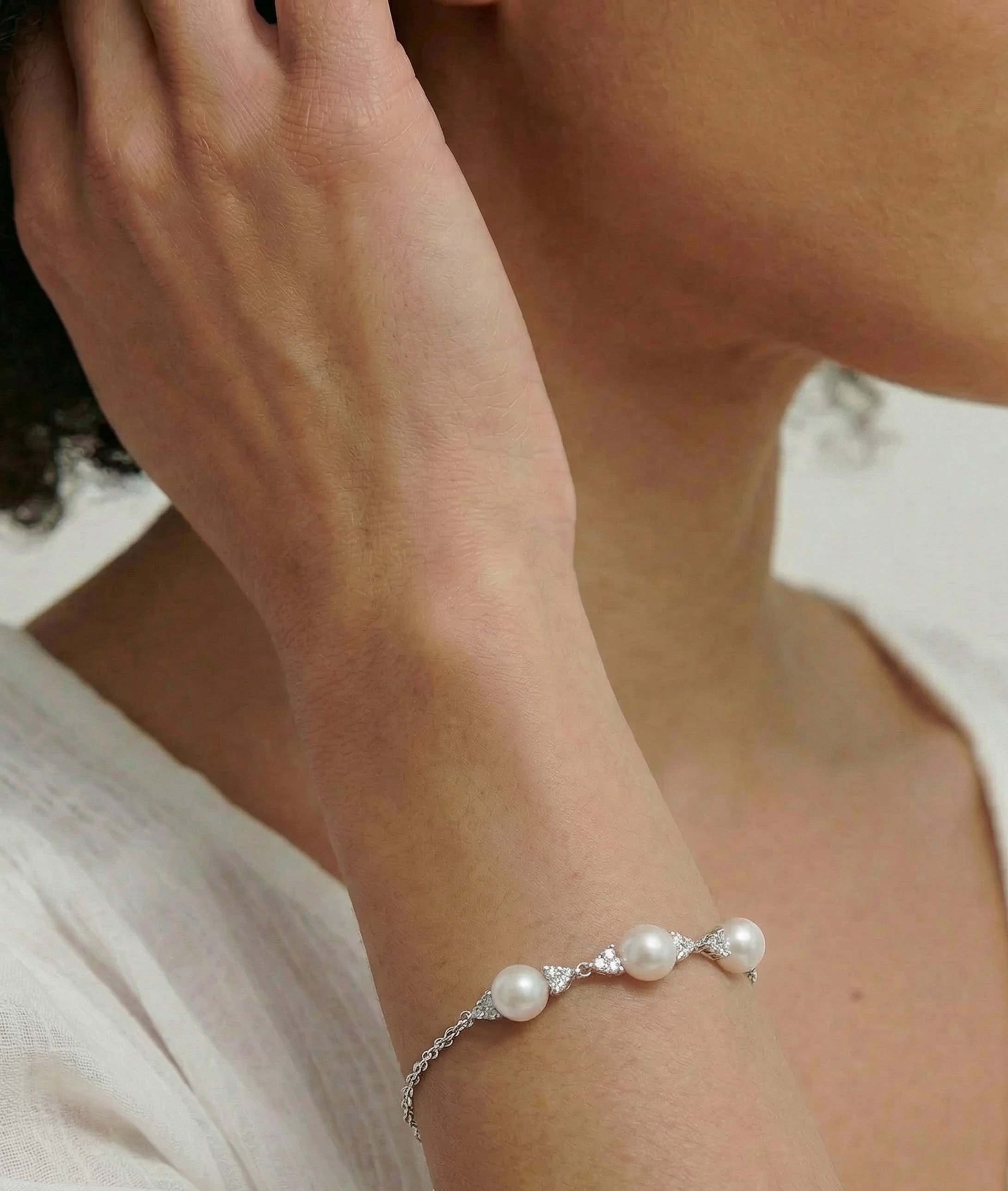 Armband „Rory“ mit weißen Süßwasserperlen – Zweites Bild