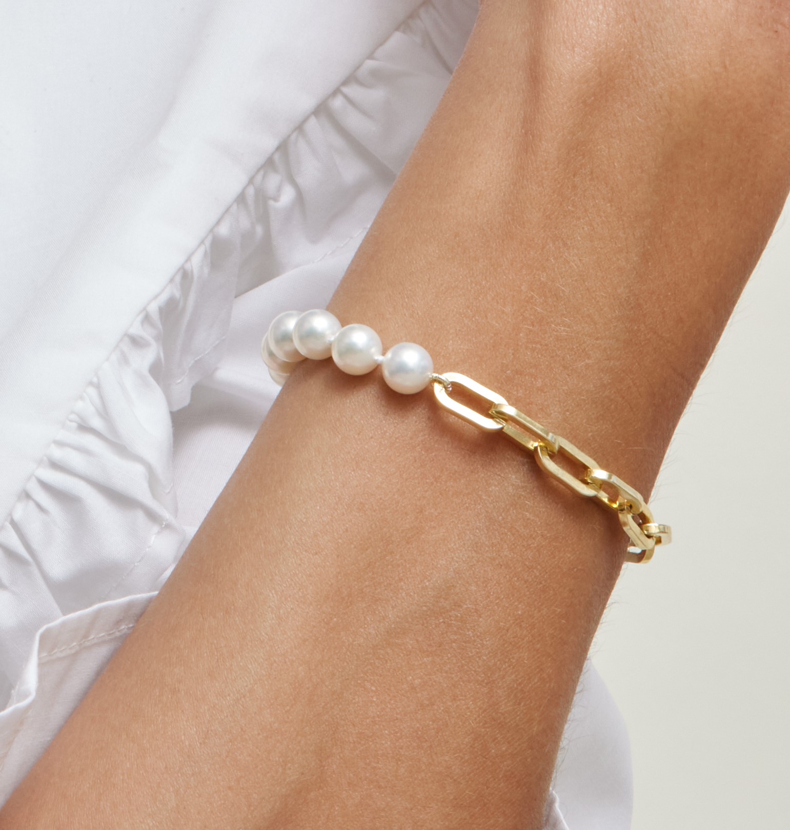7 mm weißes Süßwasser-Scarlett-Perlenarmband mit Kette – Modellbild