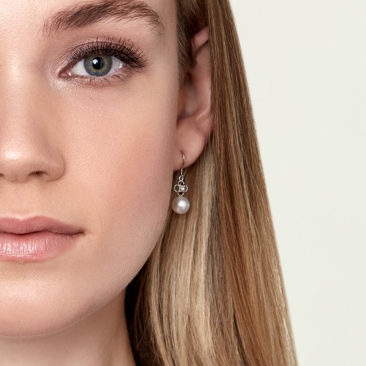 Das Model trägt Lacy-Ohrringe mit 8–9 mm großen Perlen in AAAA-Qualität