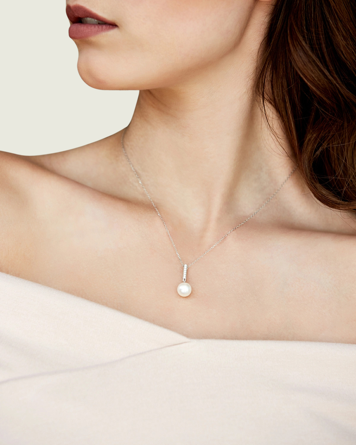 Das Model trägt einen Diamant-Anhänger mit 8,5–9,0 mm großen Perlen in AAAA-Qualität