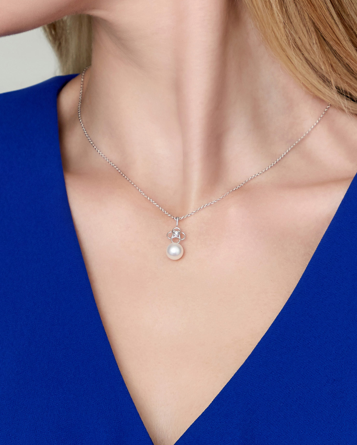 Anhänger aus 14-karätigem Gold mit Akoya-Perle und Diamanten – Modellbild
