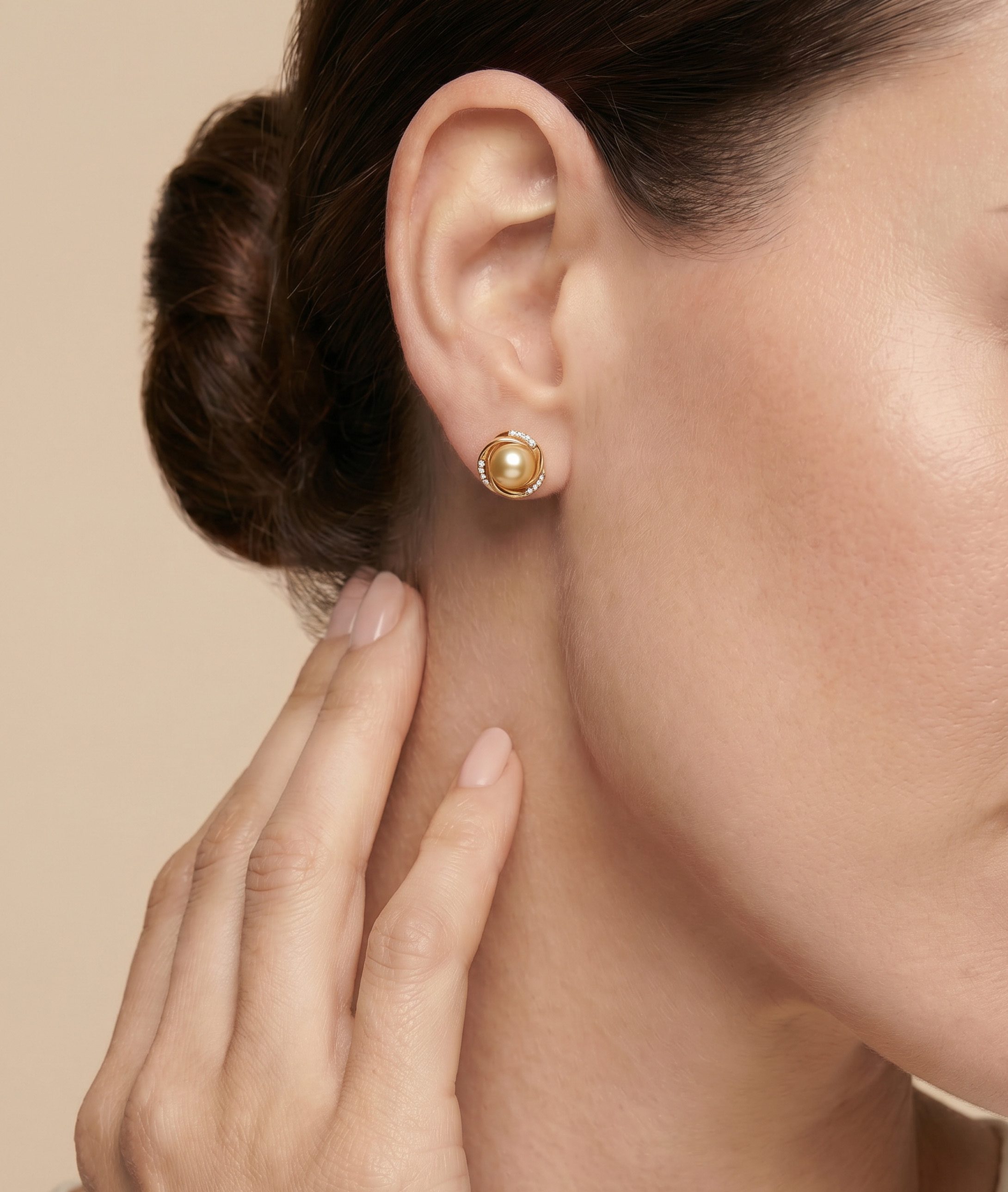Lexi-Ohrringe mit goldener Südseeperle und Diamanten – Modellbild