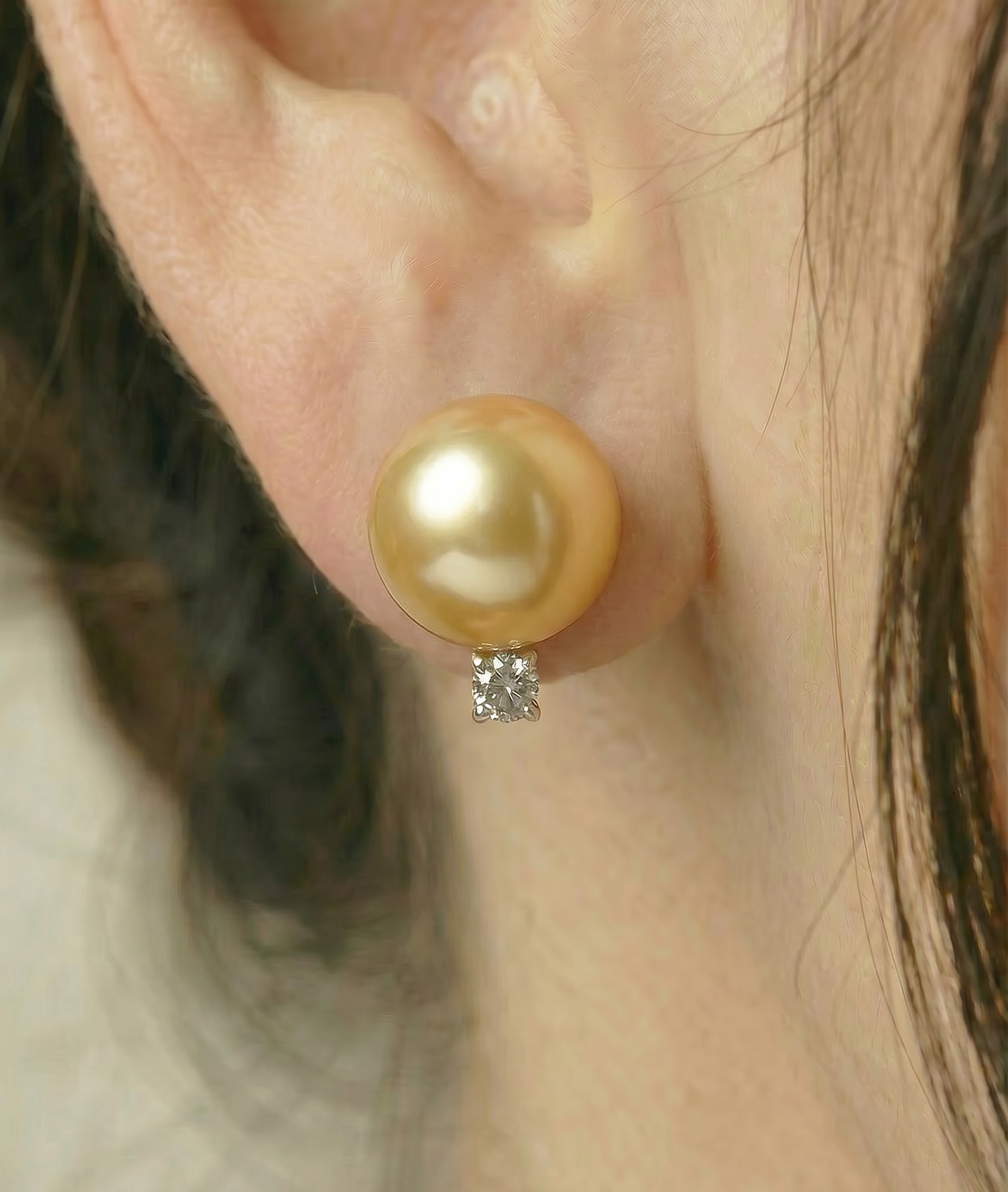 Sasha-Ohrringe mit goldener Südseeperle und Diamanten – Zweites Bild