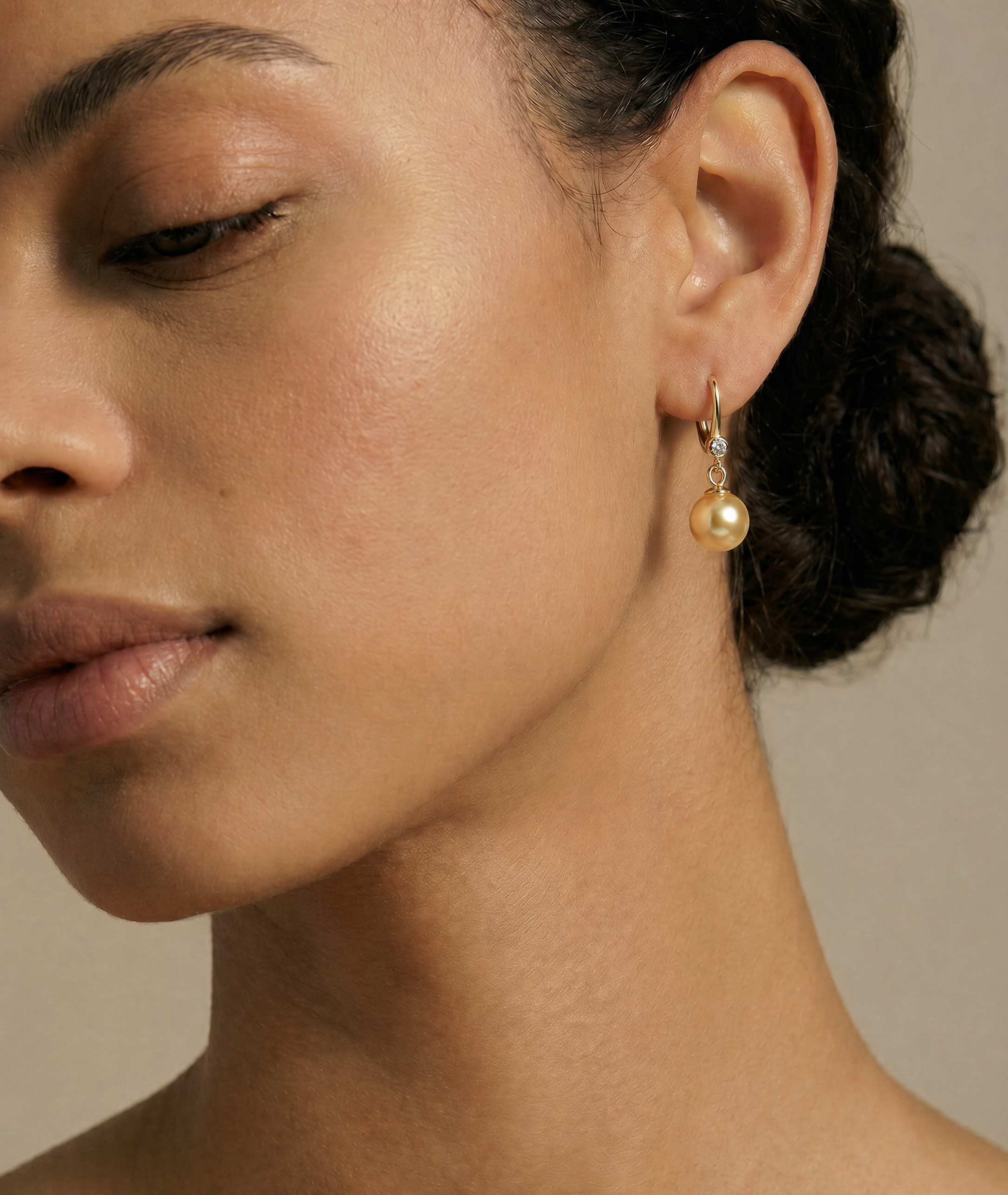 Michelle-Ohrringe mit Goldperlen und Diamanten – Modellbild