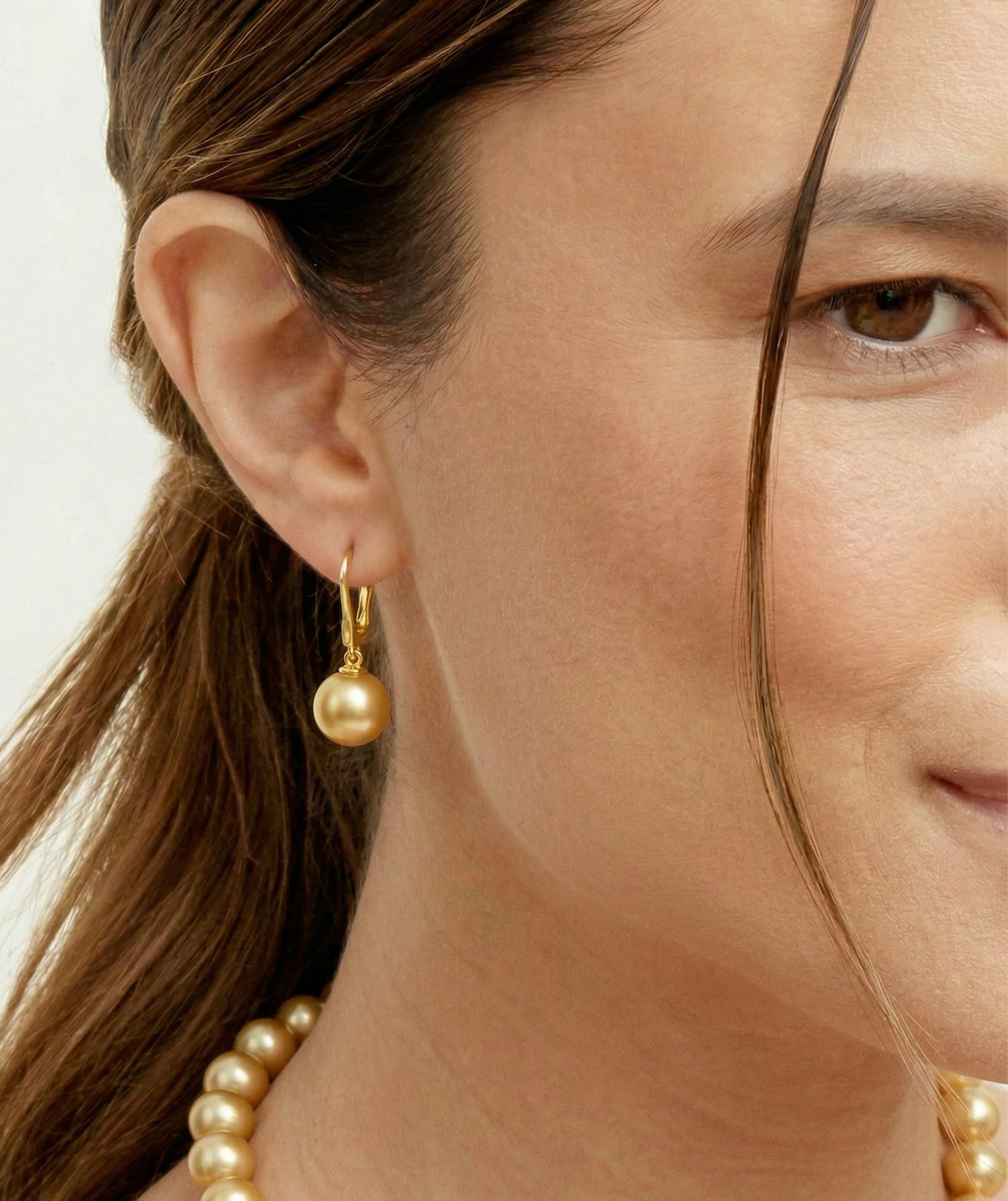 Golden Pearl Classic Elegance Ohrringe – Modellbild