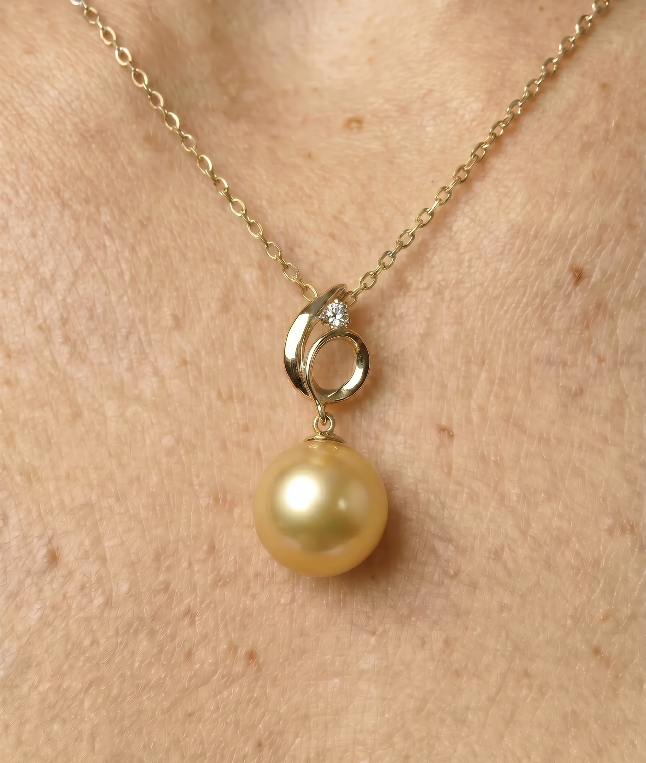 Anhänger „Golden Pearl & Diamond Symphony“ aus 14-karätigem Gold – Zweites Bild