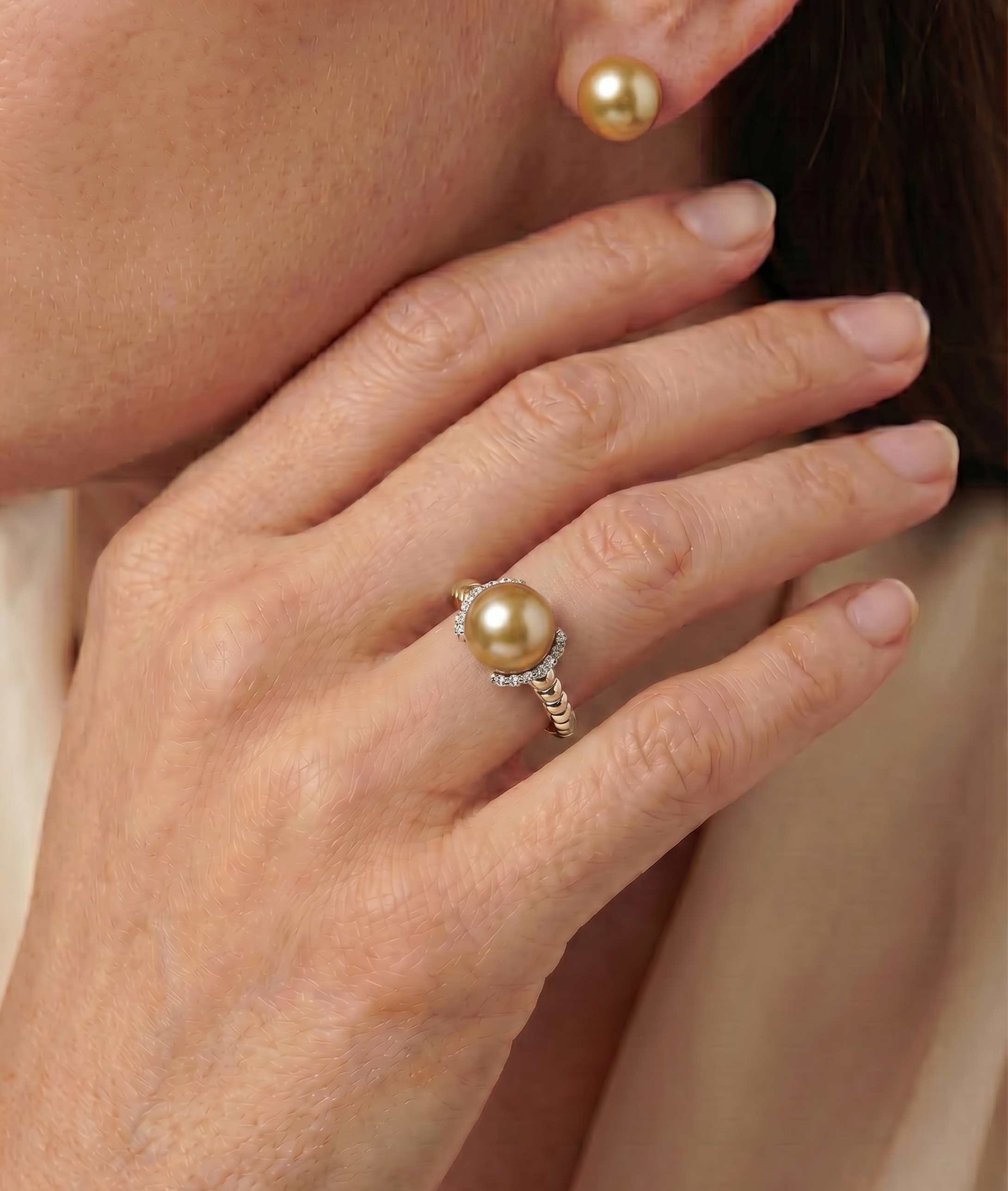Jackie-Ring mit goldener Südseeperle und Diamanten – Modellbild
