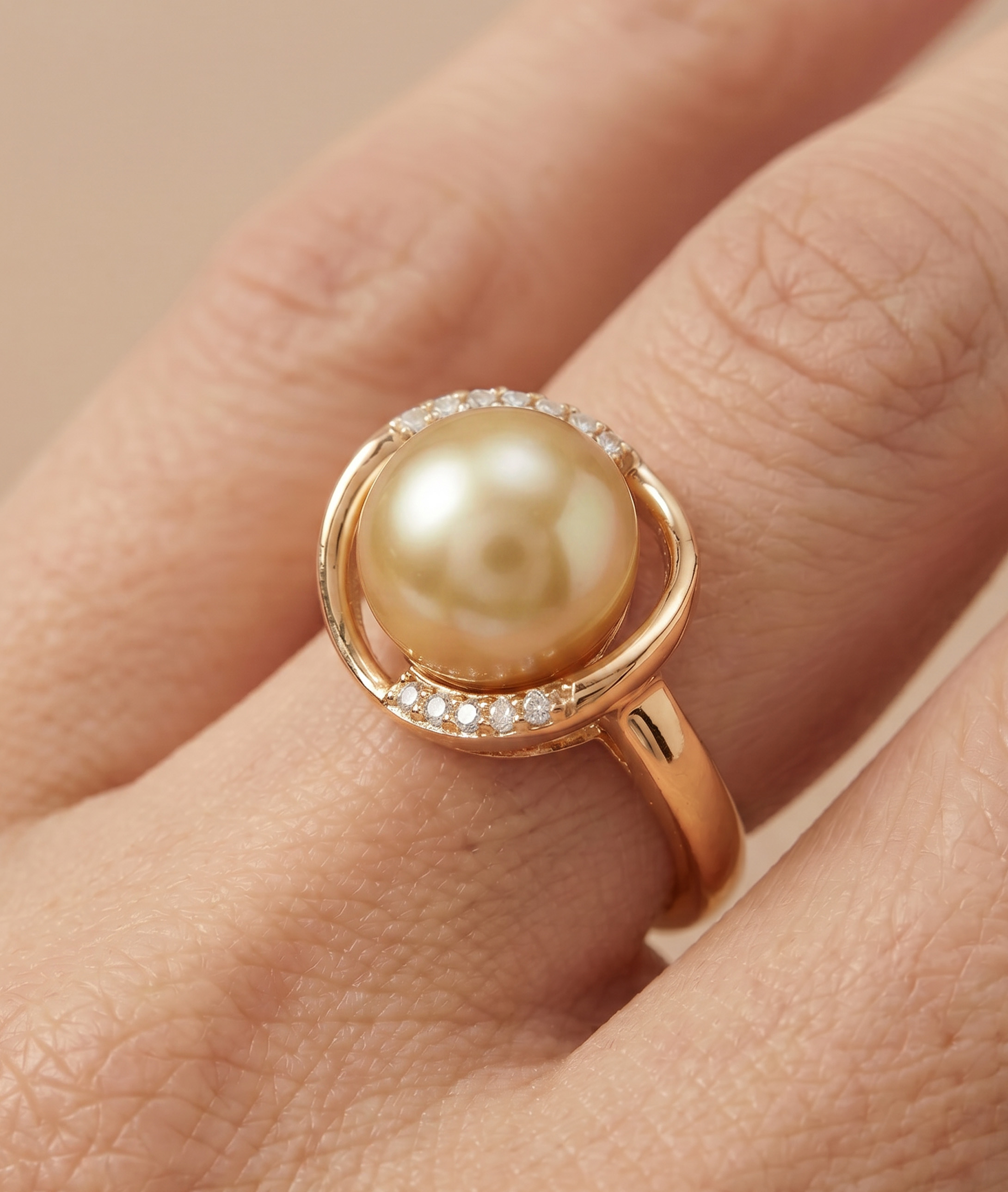 Ring mit goldener Perle, Diamanten und Rubin – Zweites Bild