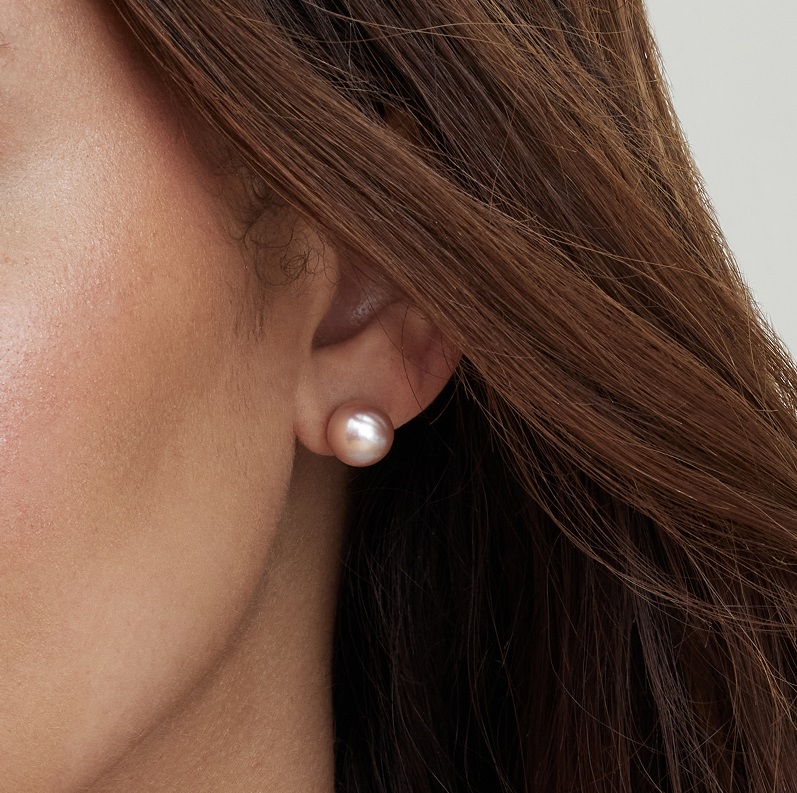10 mm rosa runde Süßwasserperlen-Ohrstecker – Modellbild