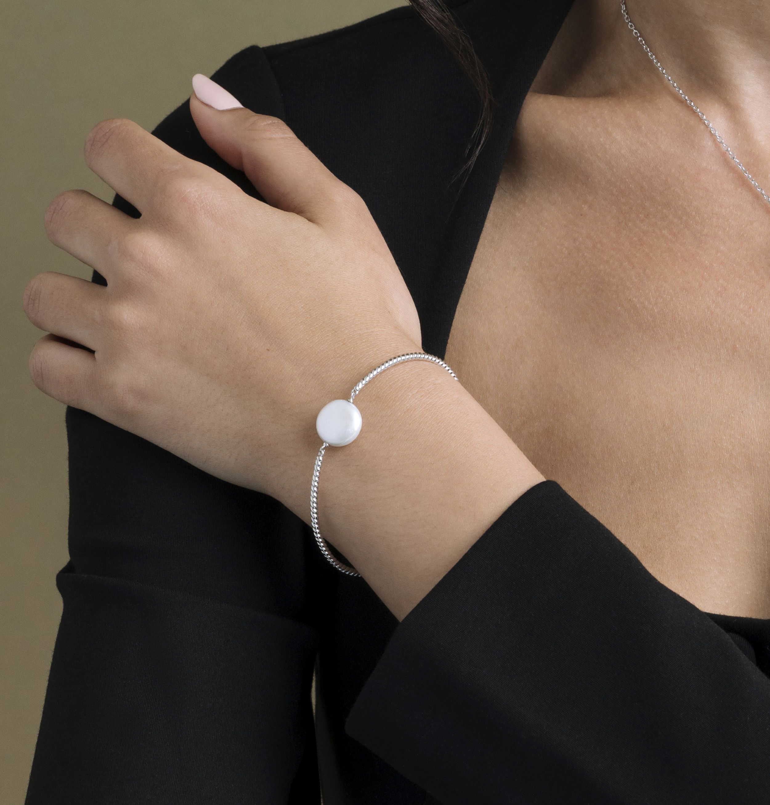 Armband mit weißen Süßwasser-Barockperlen – Modellbild