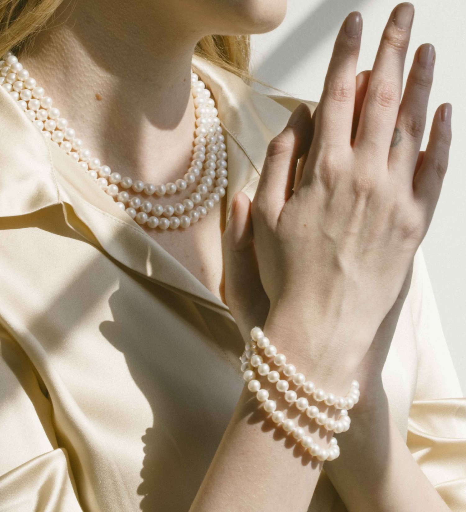 Armband mit drei weißen Süßwasserperlen – Modellbild