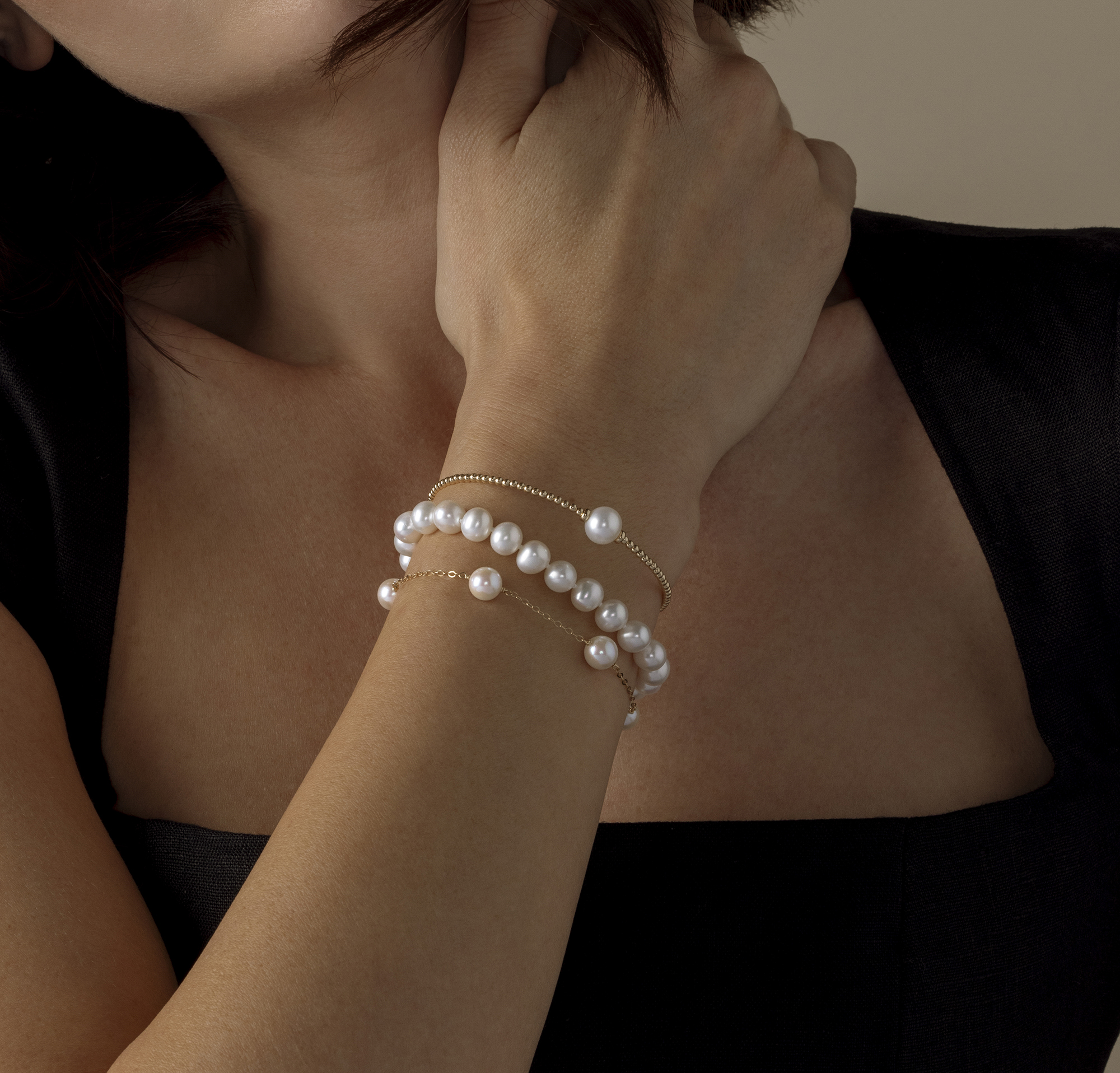 Armband aus weißen Süßwasserperlen, 7,0–7,5 mm – AAA-Qualität – Modellbild