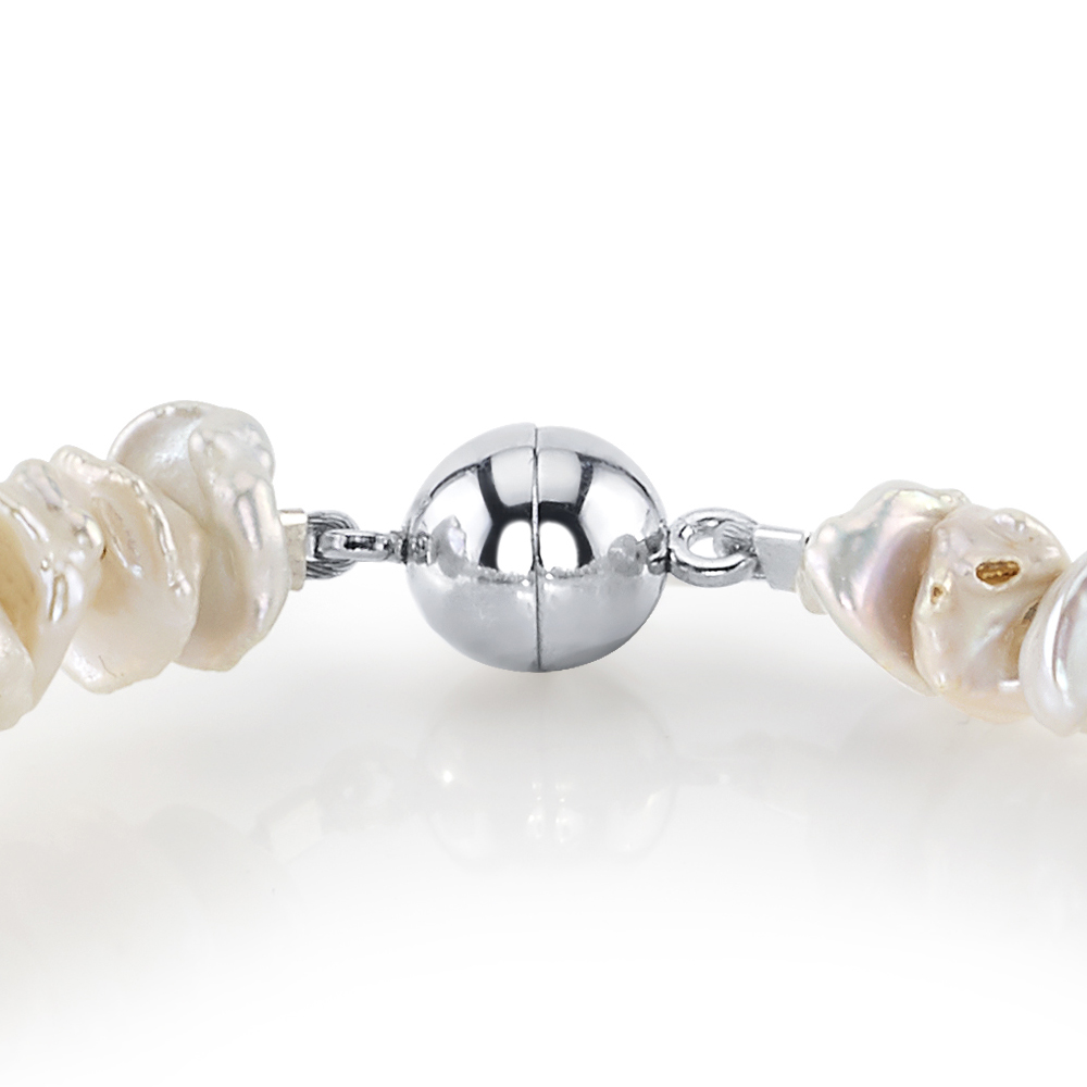 Armband aus weißen Keshi-Süßwasserperlen, 8,0–8,5 mm – Modellbild