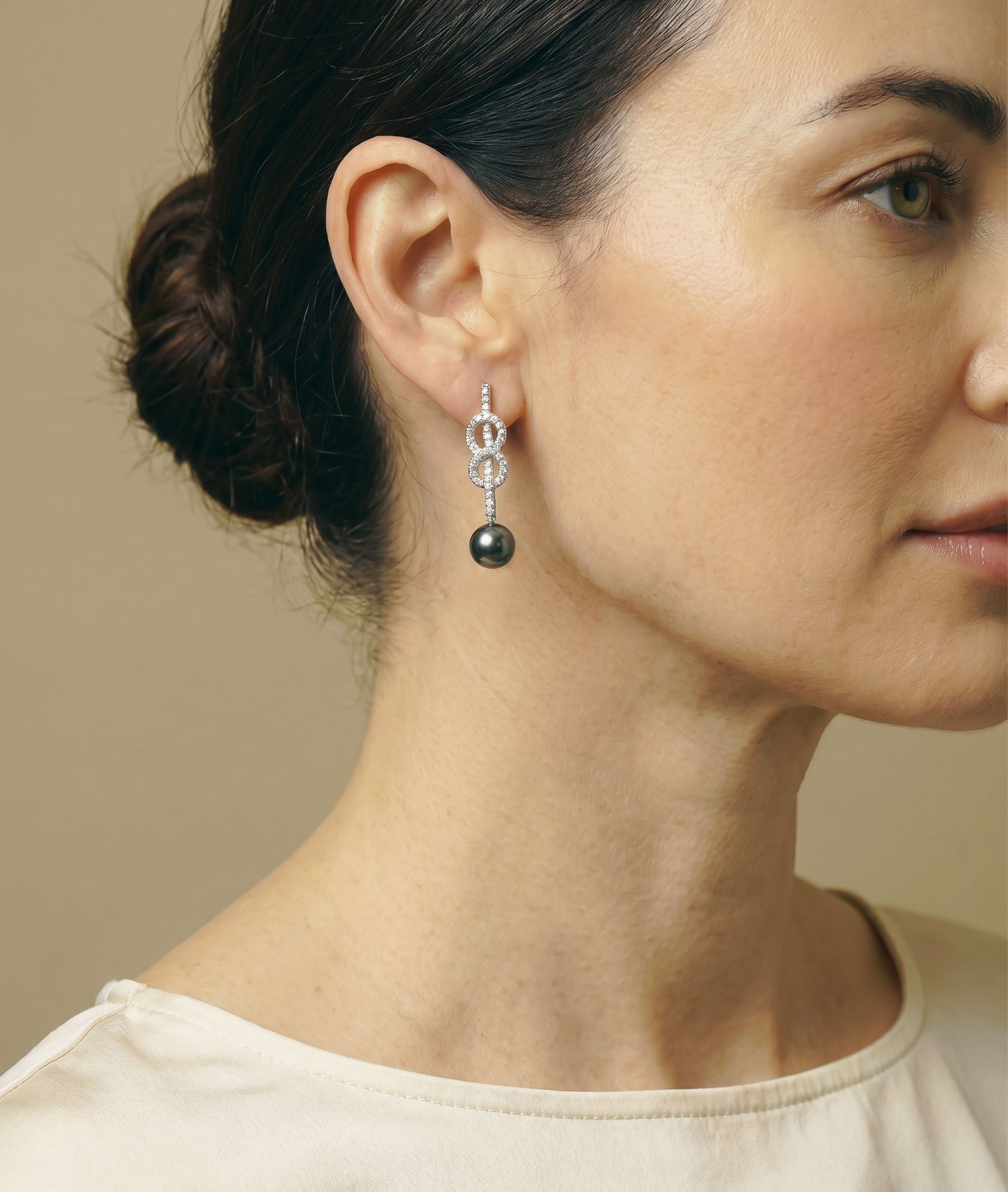 Levana Infinity-Ohrringe mit tahitianischen Südseeperlen und Diamanten – Modellbild