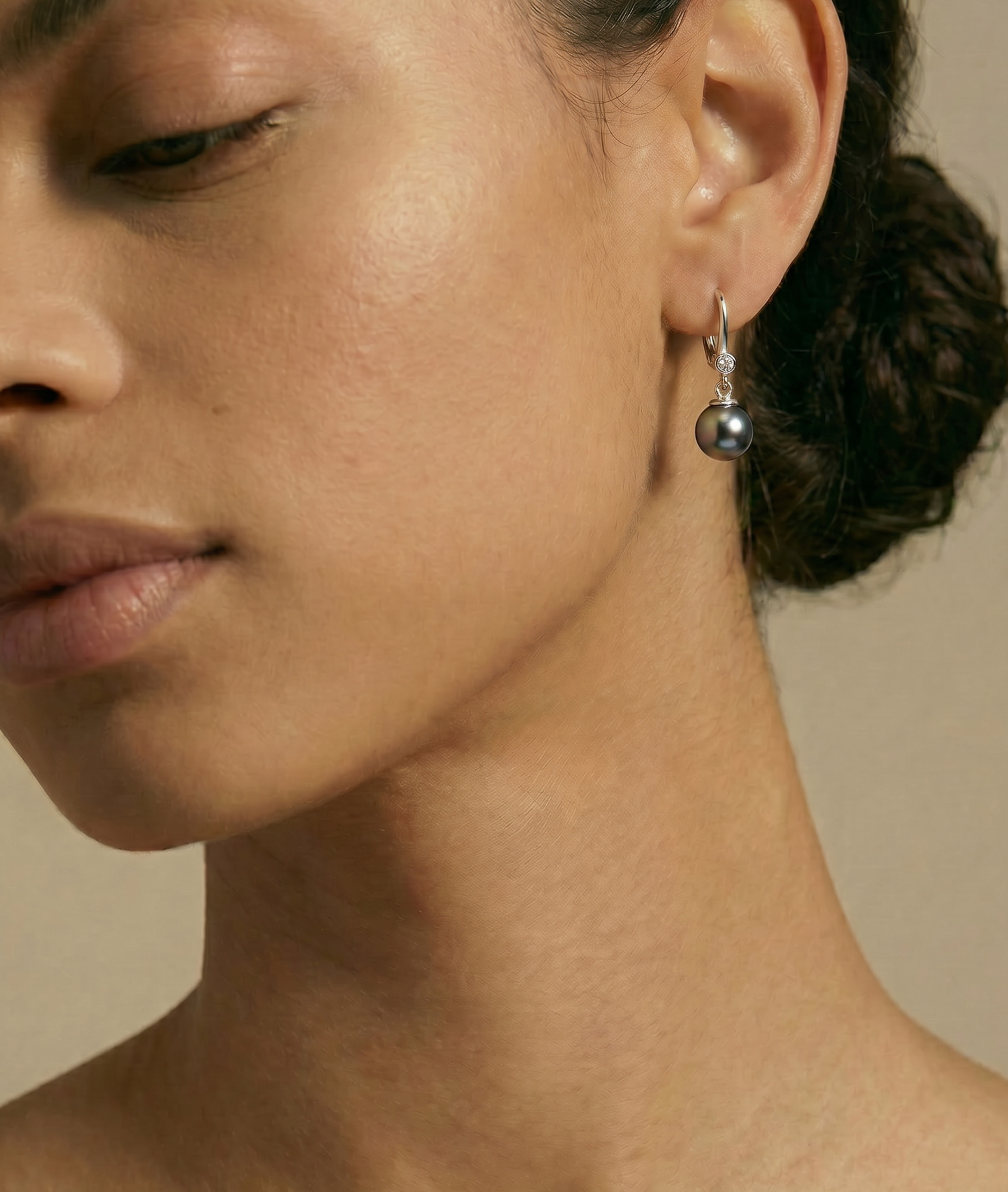 Tahitianische Südseeperlen- und Diamant-Ohrringe „Michelle“ – Modellbild