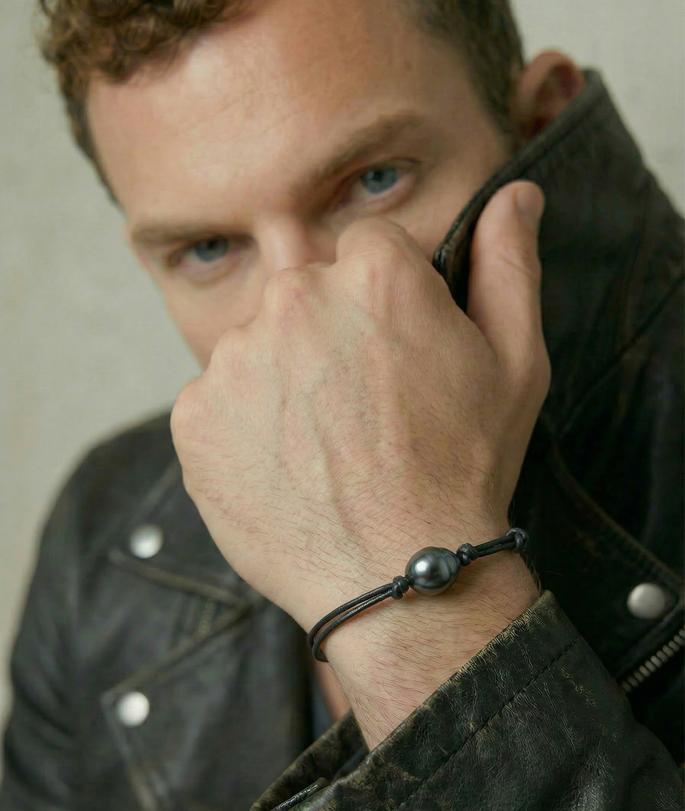 Verstellbares Lederarmband mit tahitischen Barockperlen für Herren – Zweites Bild