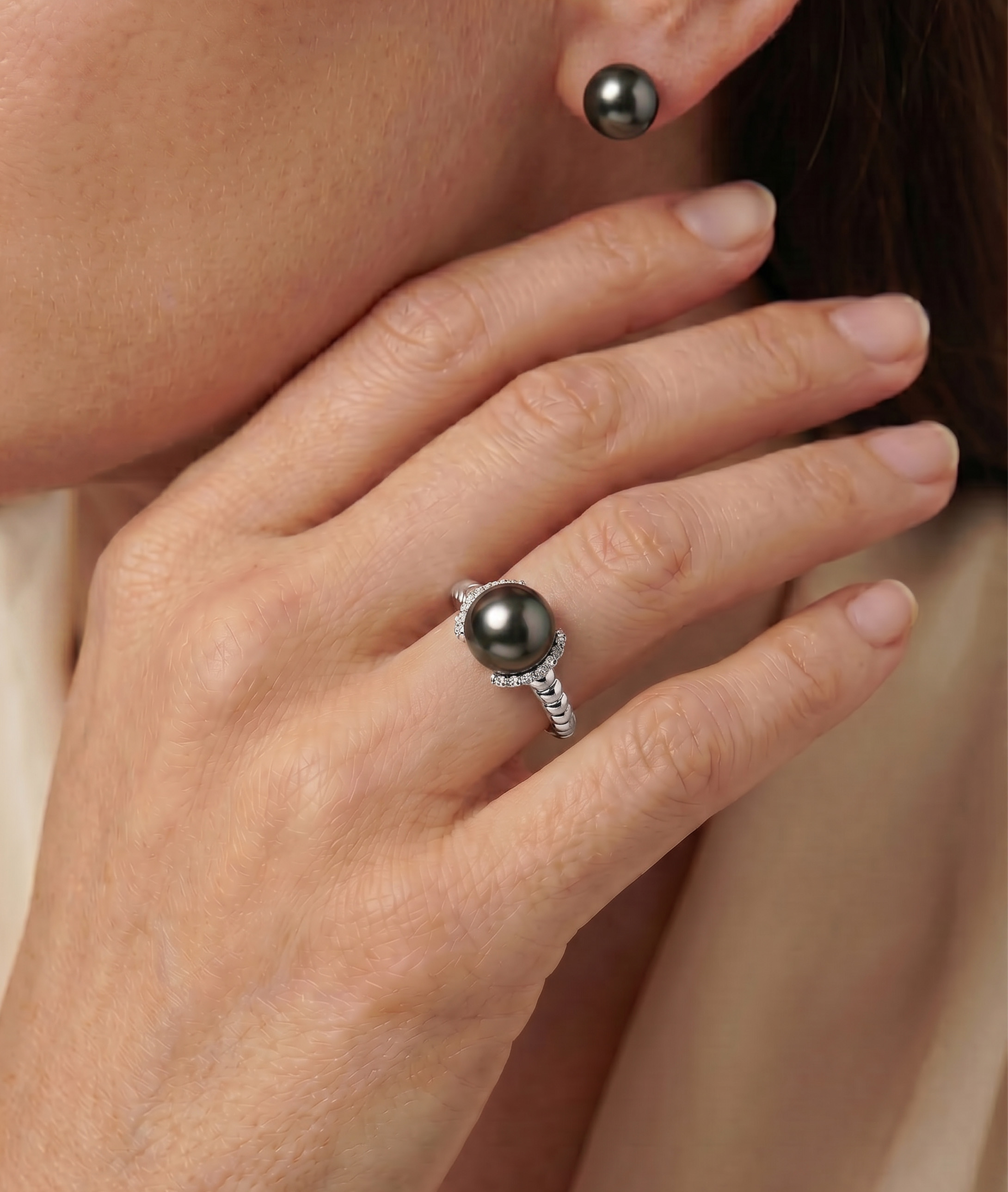 Jackie-Ring mit tahitianischer Südseeperle und Diamanten – Modellbild