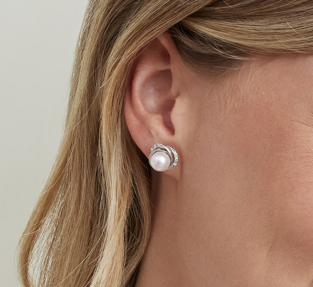 Lexi-Ohrringe mit weißer Südseeperle und Diamanten – Modellbild